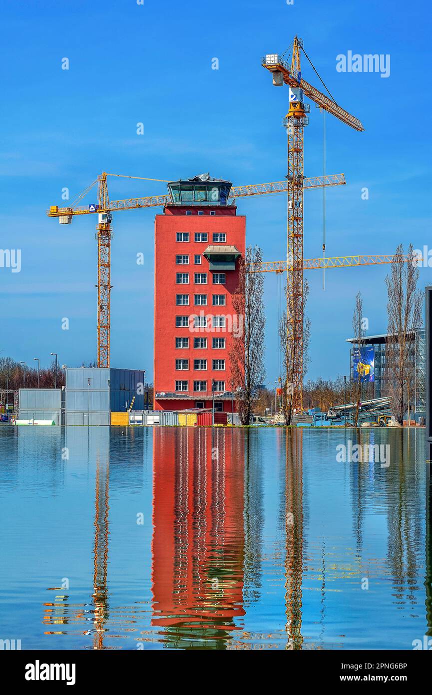 Torre dell'ex aeroporto di Monaco-Riem con gru di riflessione e costruzione, Monaco, Baviera, Germania Foto Stock