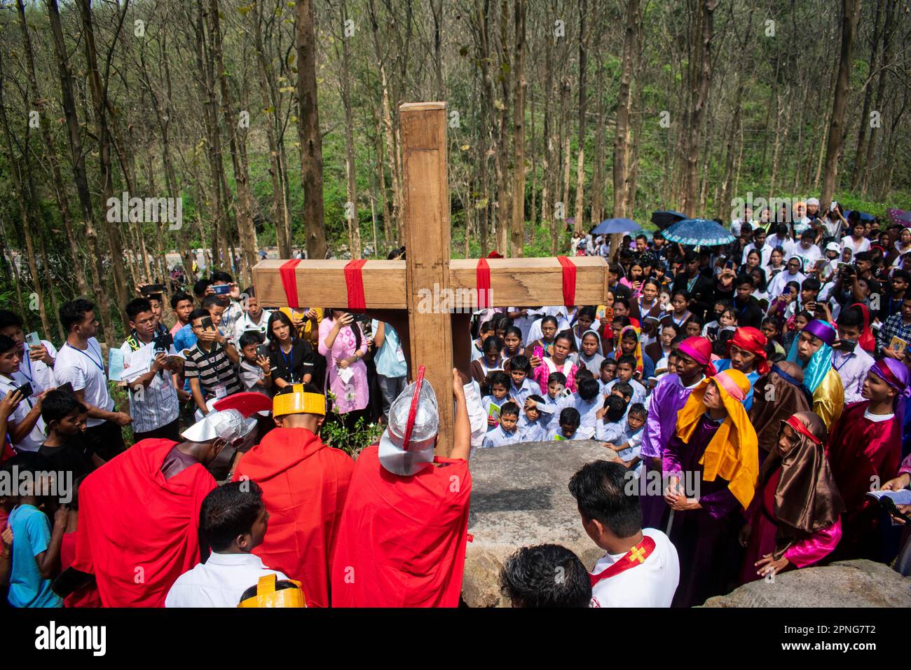 GUWAHATI, INDIA, 7 APRILE: Cristiano indiano durante la processione annuale del Venerdì Santo per riemanare la crocifissione di Gesù Cristo il 7 aprile 2023 in Foto Stock