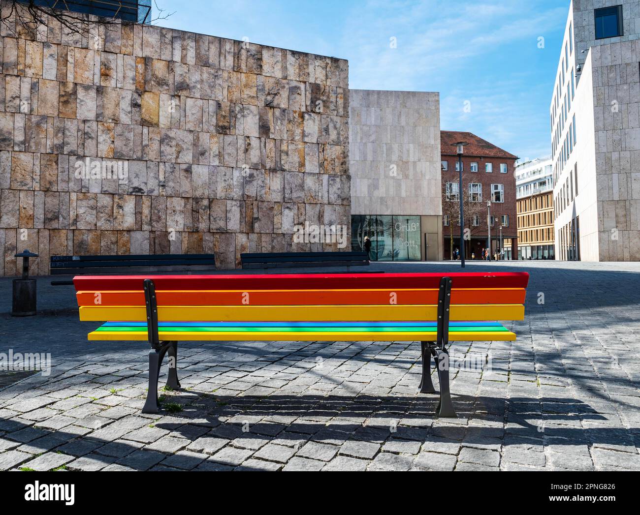 Panchina colorata di fronte alla Sinagoga di Ohel-Jakob a Jakobsplatz Monaco, alta Baviera, Germania Foto Stock