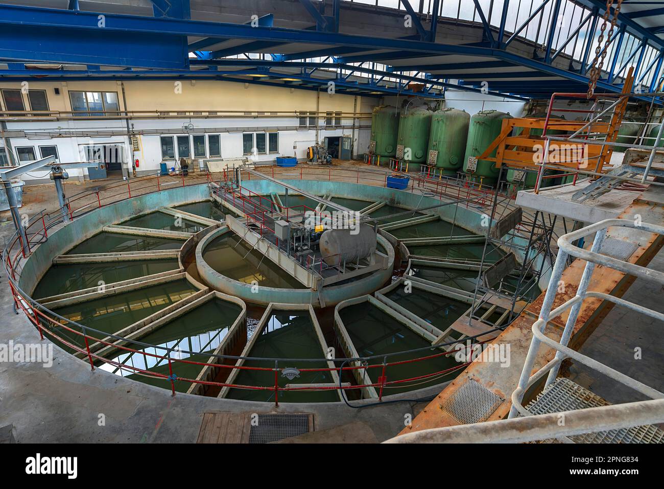 Impianto di depurazione delle acque di un'ex fabbrica di carta, Lost Place, Baviera, Germania Foto Stock