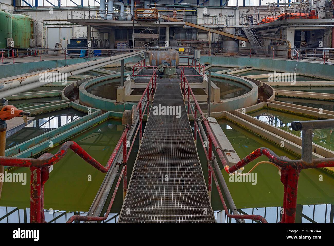 Impianto di depurazione delle acque di un'ex fabbrica di carta, gancio di carico in un impianto di depurazione delle acque, Lost Place, Baviera, Germania Foto Stock
