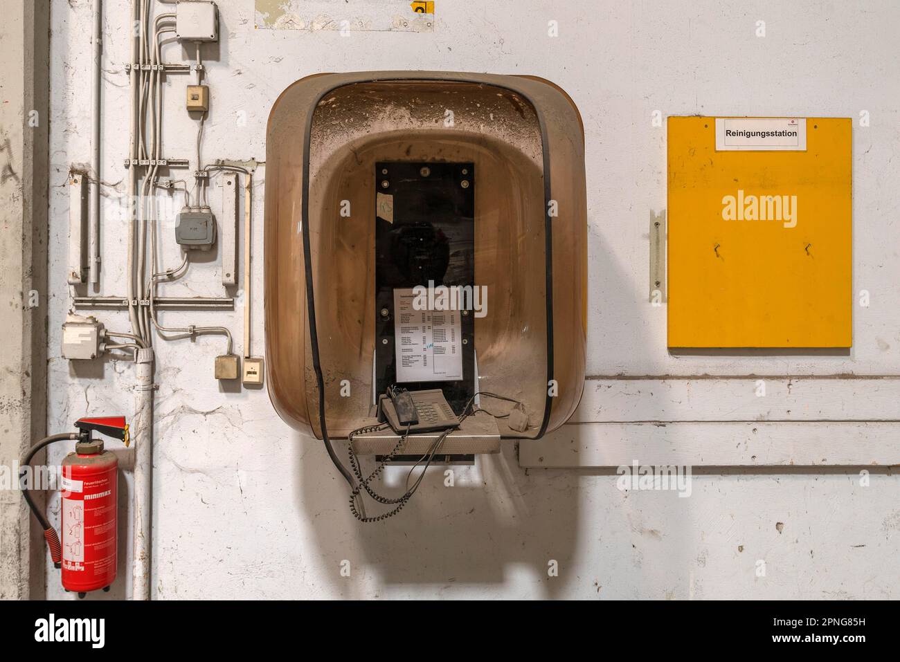 Cabina telefonica in una sala di produzione, in una ex fabbrica di carta, Lost Place, Baden-Wuerttemberg, Germania Foto Stock