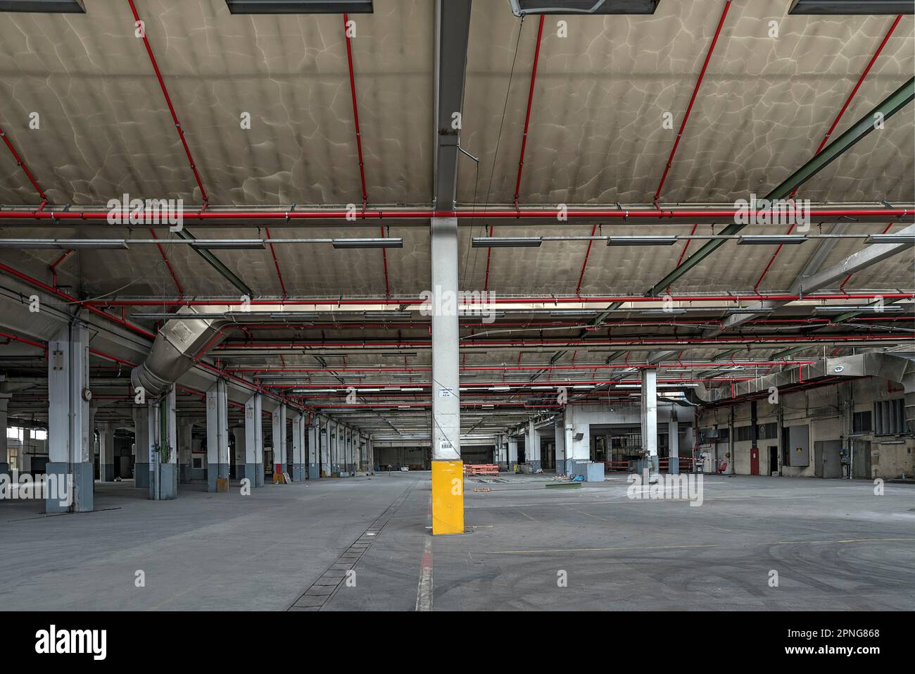 Sala di produzione vuota di una ex fabbrica di carta, Lost Place, Baden-Wuerttemberg, Germania Foto Stock