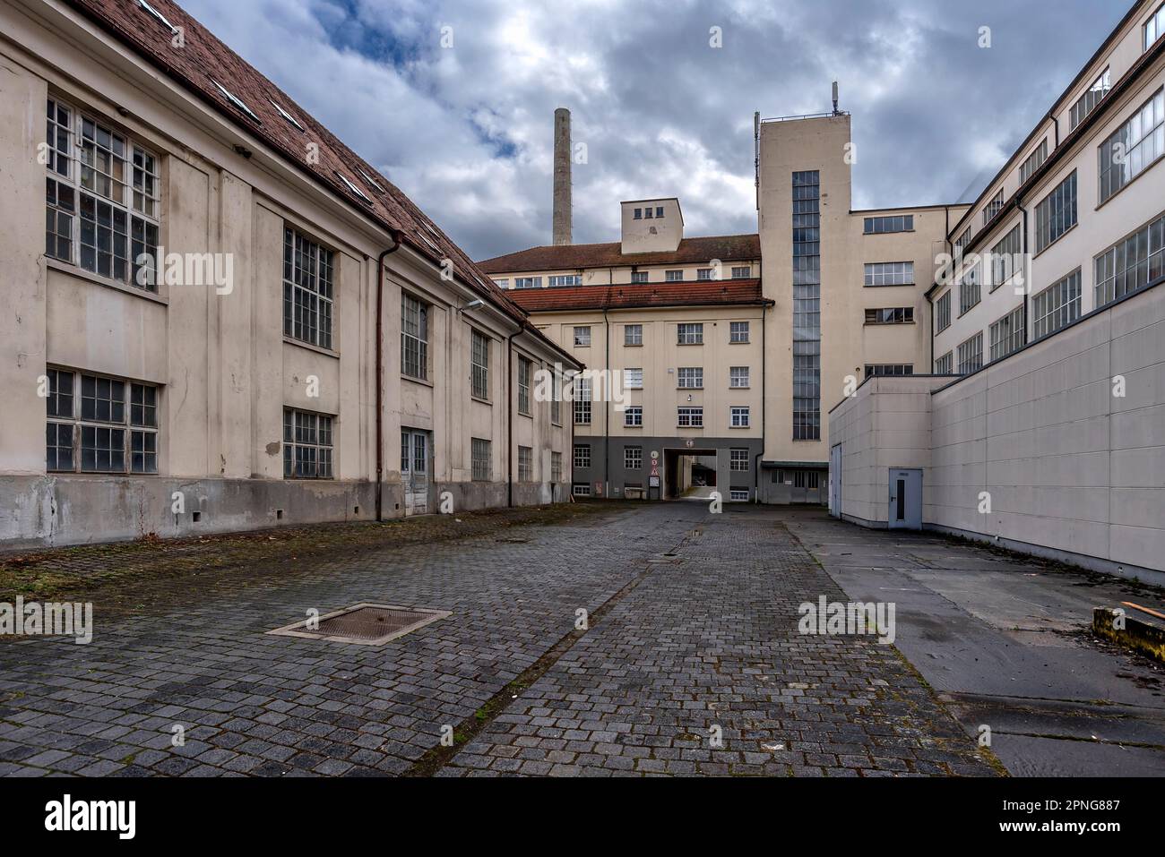 Cortile interno con edifici di fabbrica di un ex cartiera, Lost Place, Baden-Wuerttemberg, Germania Foto Stock