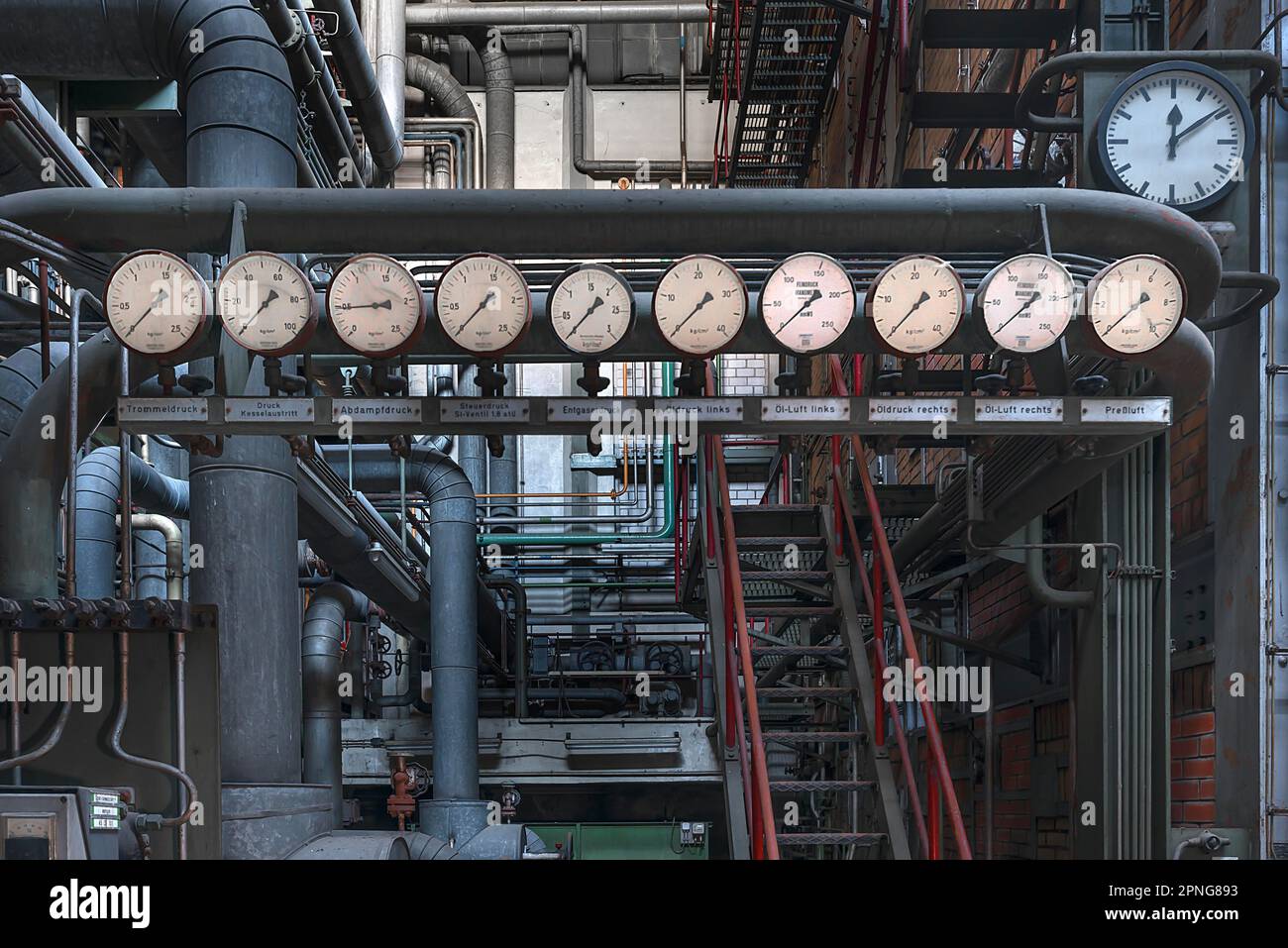 Manometro nella centrale elettrica con impianto di caldaia di un ex cartiera, Lost Place, Baden-Wuerttemberg, Germania Foto Stock