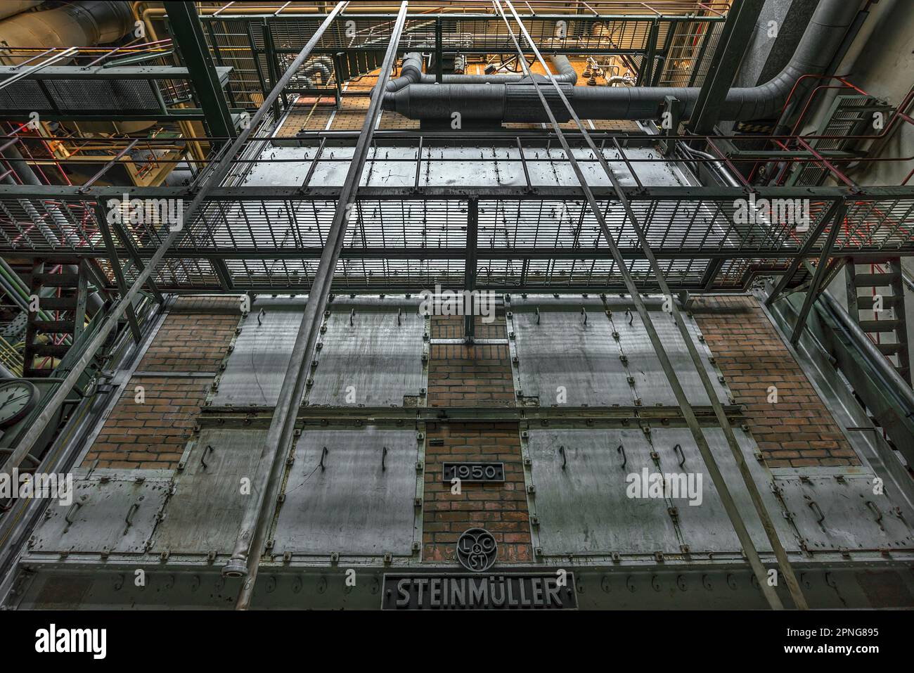 Power house con impianto di caldaia, costruito nel 1950, di una ex fabbrica di carta, Lost Place, Baden-Wuerttemberg, Germania Foto Stock