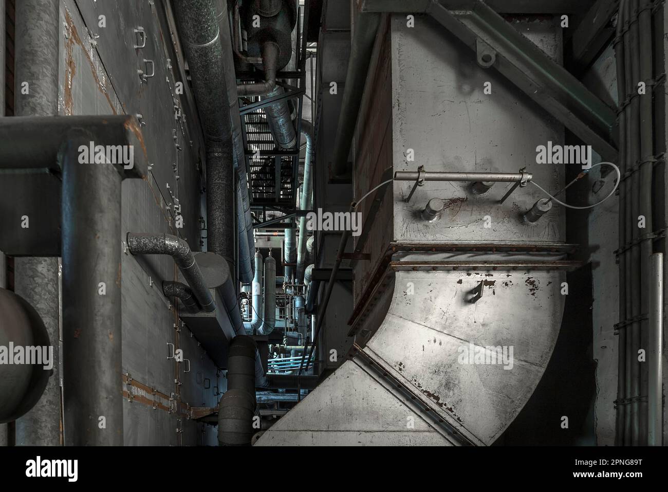 Tubi di riscaldamento nella centrale elettrica con impianto di caldaia di un ex fabbrica di carta, Lost Place, Baden-Wuerttemberg, Germania Foto Stock