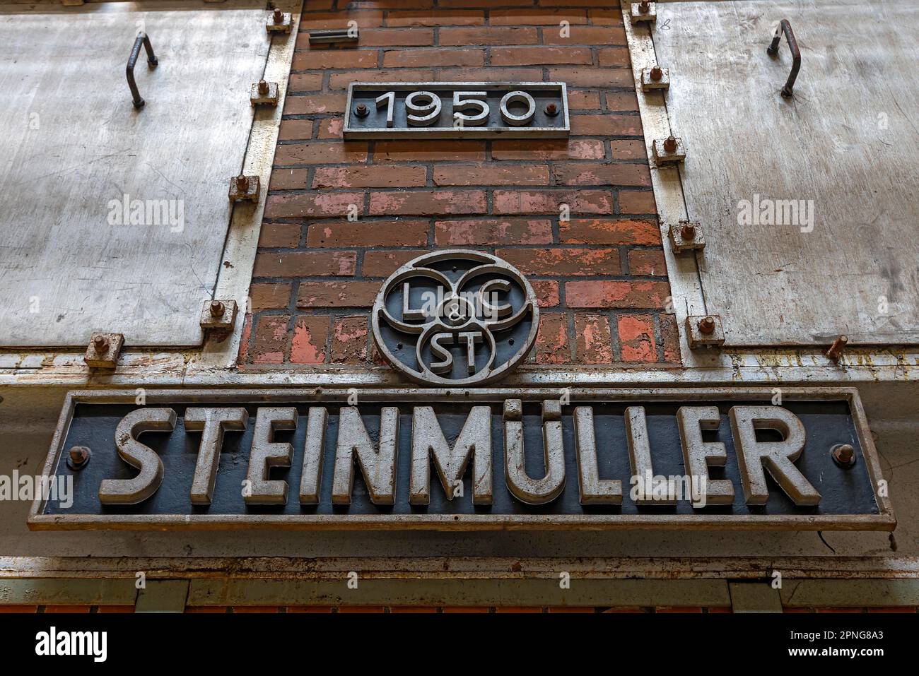 Nome della caldaia Steinmueller e della fabbrica di macchine su una caldaia industriale di una fabbrica di carta, Lost Place, Baden-Wuerttemberg, Germania Foto Stock