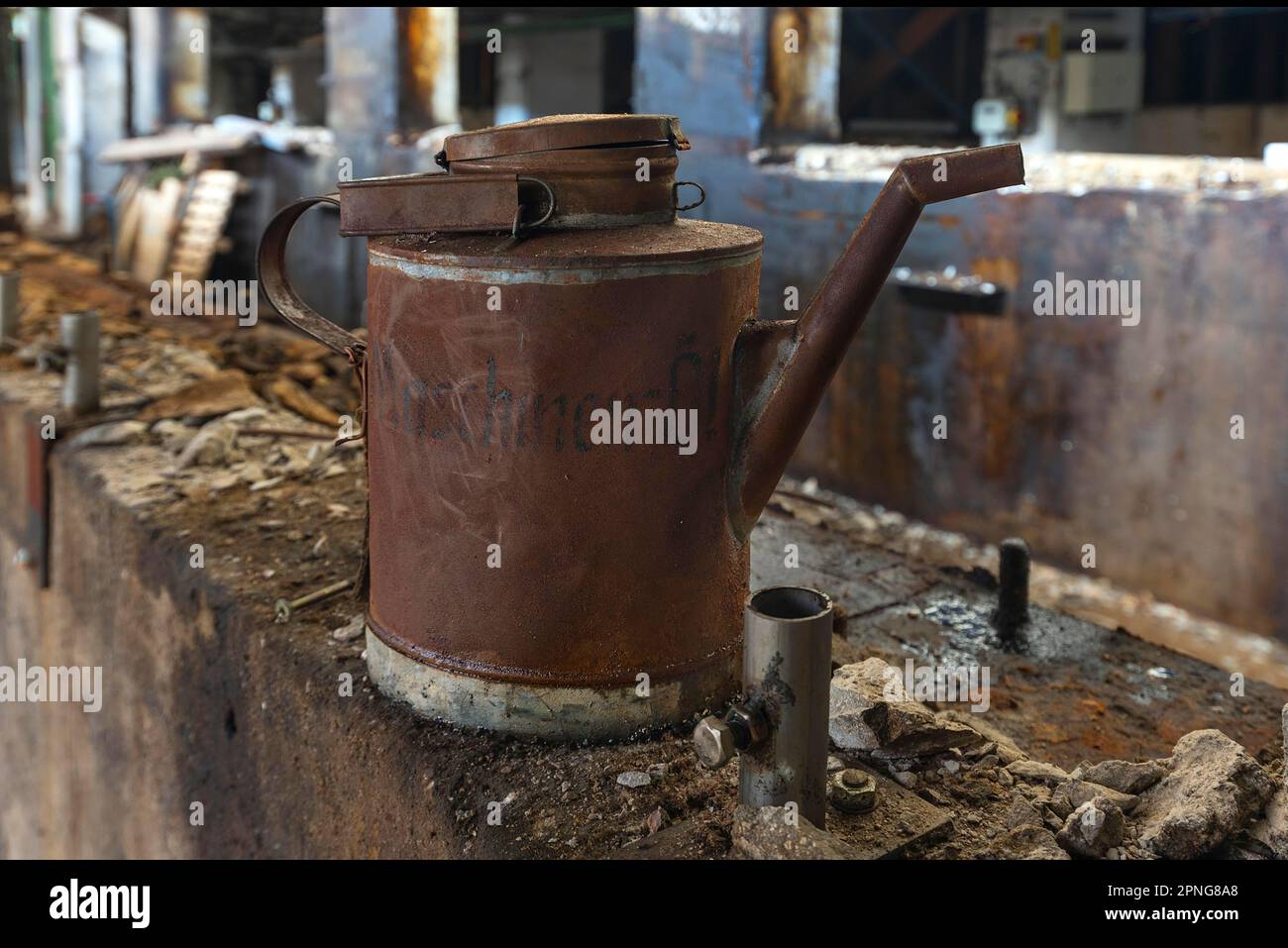 Lattina di olio arrugginito in una ex fabbrica di carta, Lost Place, Baden-Wuerttemberg, Germania Foto Stock