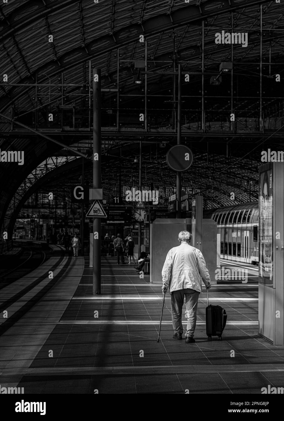 Fotografia in bianco e nero, viaggiatore alla Stazione Centrale di Berlino, Berlino, Germania Foto Stock