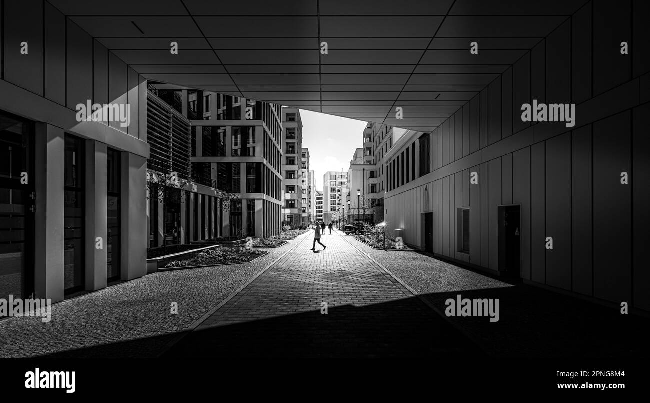 Fotografia in bianco e nero, architettura moderna a Kreuzberg, Berlino, Germania Foto Stock