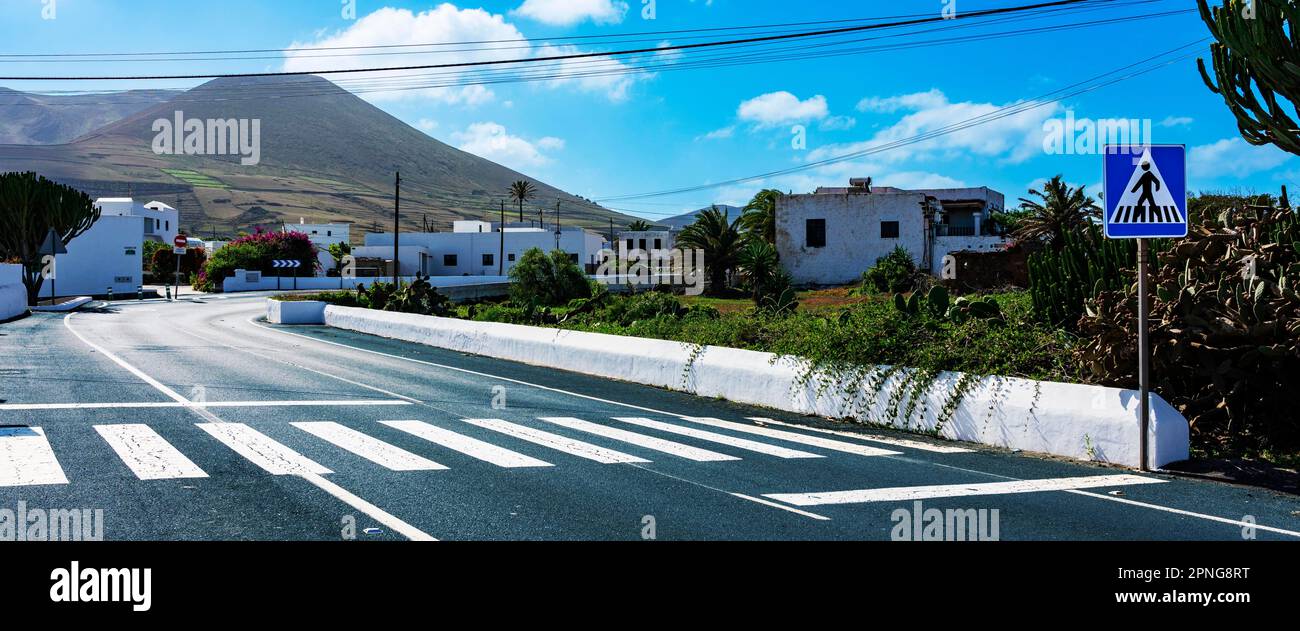 Strada di campagna tra paesaggio vulcanico, Lanzarote, Isole Canarie, Spagna Foto Stock