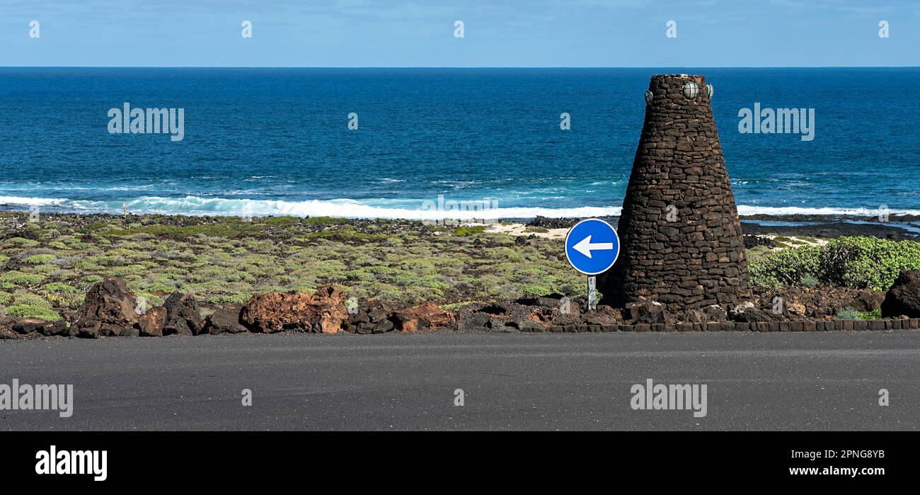 Segnali stradali su un pilastro di pietra, Lanzarote, Isole Canarie, Spagna Foto Stock