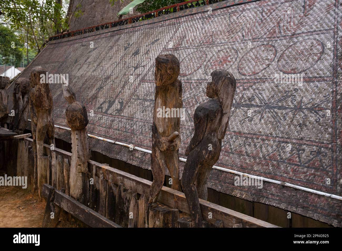 Vietnam: Sculture di legno intorno ad una tomba di Jarai, Museo Vietnam di Etnologia, Hanoi. I Jarai o Jarais sono un gruppo etnico che si trova nelle Highlands centrali del Vietnam (principalmente nelle province di Gia Lai e Kon Tum), così come nella provincia di Ratanakiri nel nord-est della Cambogia. Le tombe tradizionali di Jarai sono piccole capanne in cui sono collocati i beni del defunto. Intorno alla tomba colonne di legno sono sormontate da sculture grezze, alcune delle quali rappresentano guardiani spirituali. Foto Stock