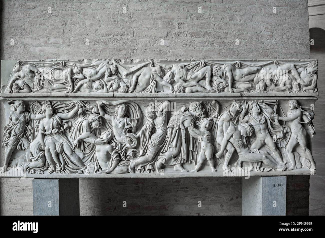 Apollo e Artemis uccidono i 14 figli di Niobe, sarcofago romano del 150 d.C., Glypthek, Monaco, Baviera, Germania Foto Stock