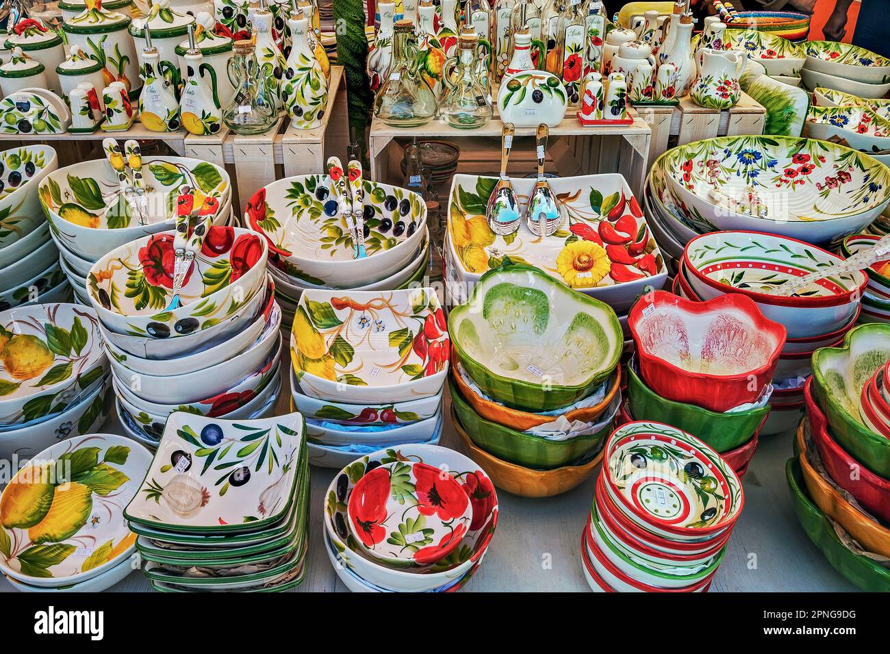Stoviglie colorate, Auer Dult, Monaco, Baviera, Germania Foto Stock