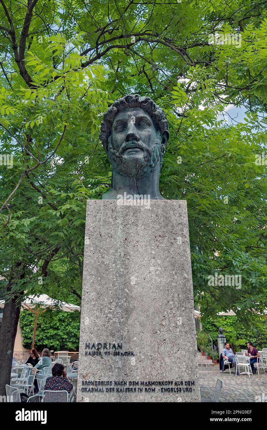 Fusione di bronzo, testa di Adriano nel cortile del Glypthek, Monaco, Baviera, Germania Foto Stock
