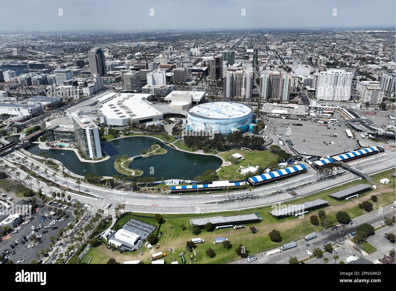 Vista aerea dell'ippodromo Acura Long Beach Grand Prix con la Long Beach Arena, il centro convegni e lo skyline del centro, lunedì 17 aprile 2023, a Long Beach, calib. Foto Stock
