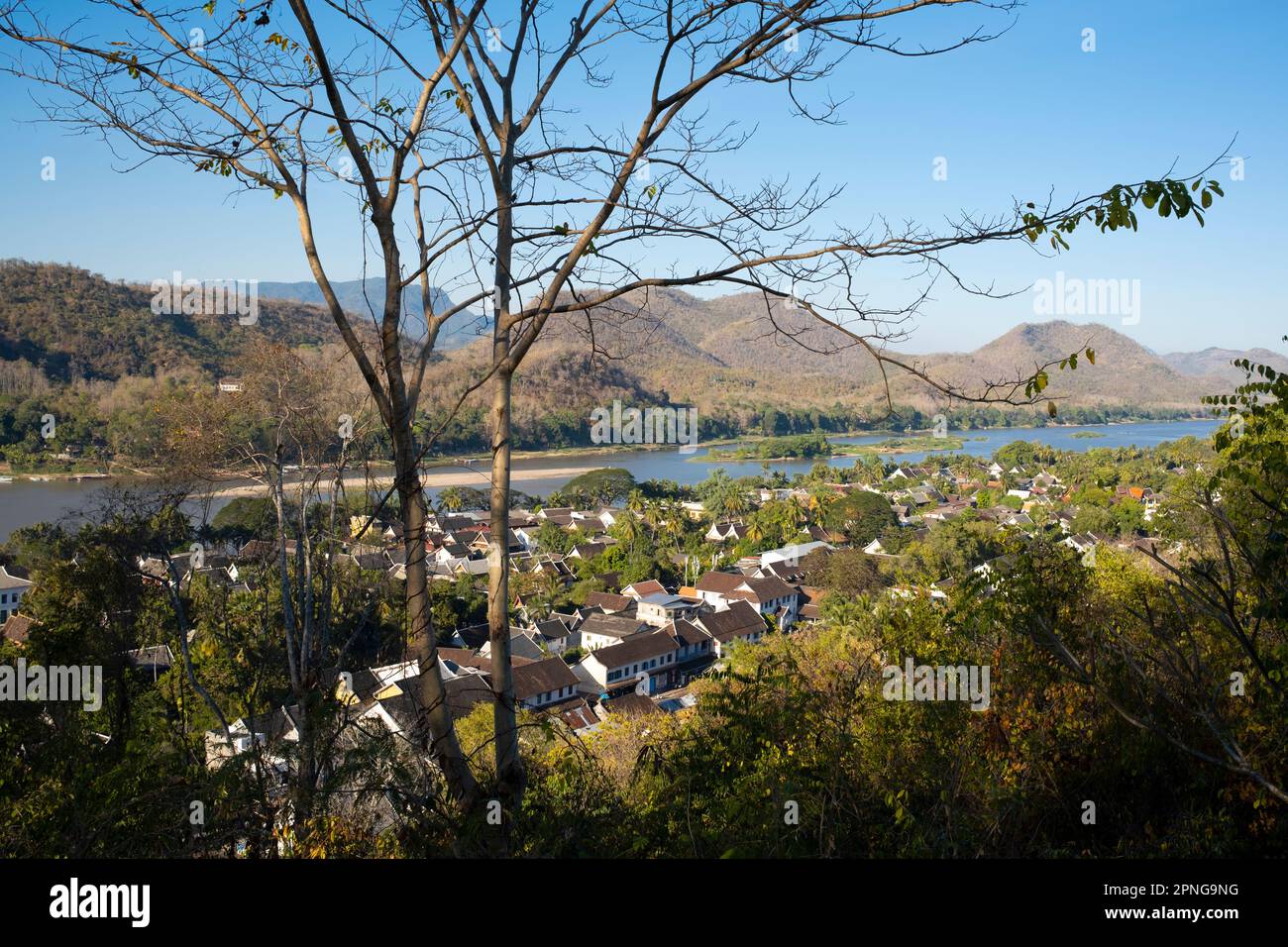 Laos: L'antica capitale reale di Luang Prabang visto dal Monte Phousi situato nel mezzo della città con il fiume Mekong sullo sfondo. Luang Prabang era precedentemente la capitale di un regno dello stesso nome. Fino all'acquisizione comunista nel 1975, fu la capitale reale e sede del governo del Regno del Laos. La città è oggi patrimonio dell'umanità dell'UNESCO. Foto Stock