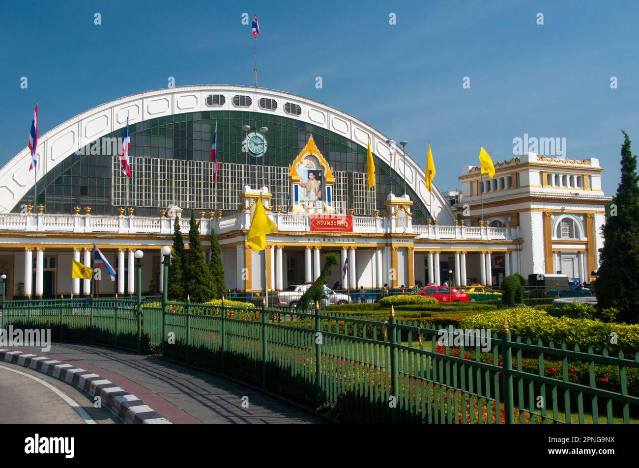 Thailandia: Stazione ferroviaria di Hualamphong (Hua Lamphong) a Bangkok. La stazione fu originariamente aperta nel 1916 e costruita in stile neorinascimentale italiano. Il fronte della stazione è stato progettato dall'architetto italiano Mario Tamagno (1877 - 1941). Foto Stock