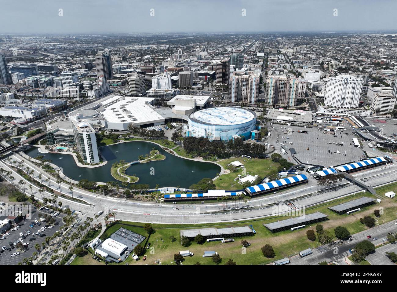 Vista aerea dell'ippodromo Acura Long Beach Grand Prix con la Long Beach Arena, il centro convegni e lo skyline del centro, lunedì 17 aprile 2023, a Long Beach, calib. Foto Stock