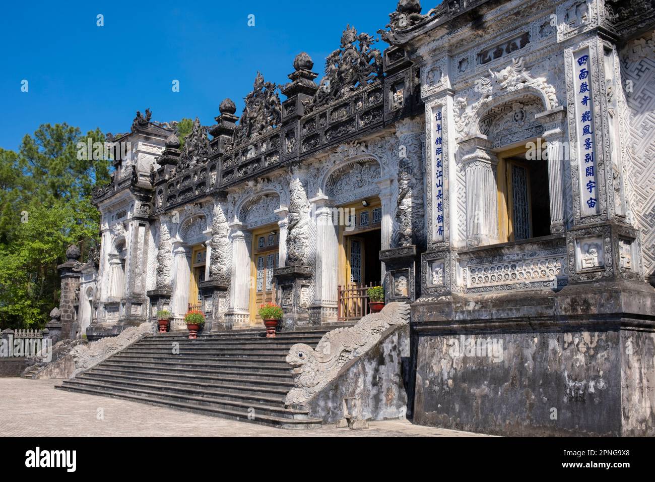 Vietnam: Il Palazzo Khai Thanh alla tomba dell'imperatore Khai Dinh, Hue. L'imperatore Khải Định (8 ottobre 1885 – 6 novembre 1925) è stato il dodicesimo imperatore della dinastia Nguyễn in Vietnam. Il suo nome alla nascita era il principe Nguyễn Phúc Bửu Đảo. Era figlio dell'imperatore Đồng Khánh, ma non lo successe immediatamente. Regnò solo nove anni: 1916 - 1925. Hue fu la capitale imperiale della dinastia Nguyen tra il 1802 e il 1945. Le tombe di numerosi imperatori si trovano nella città e nei dintorni e lungo il fiume profumo. Hue è un sito patrimonio dell'umanità dell'UNESCO. Foto Stock