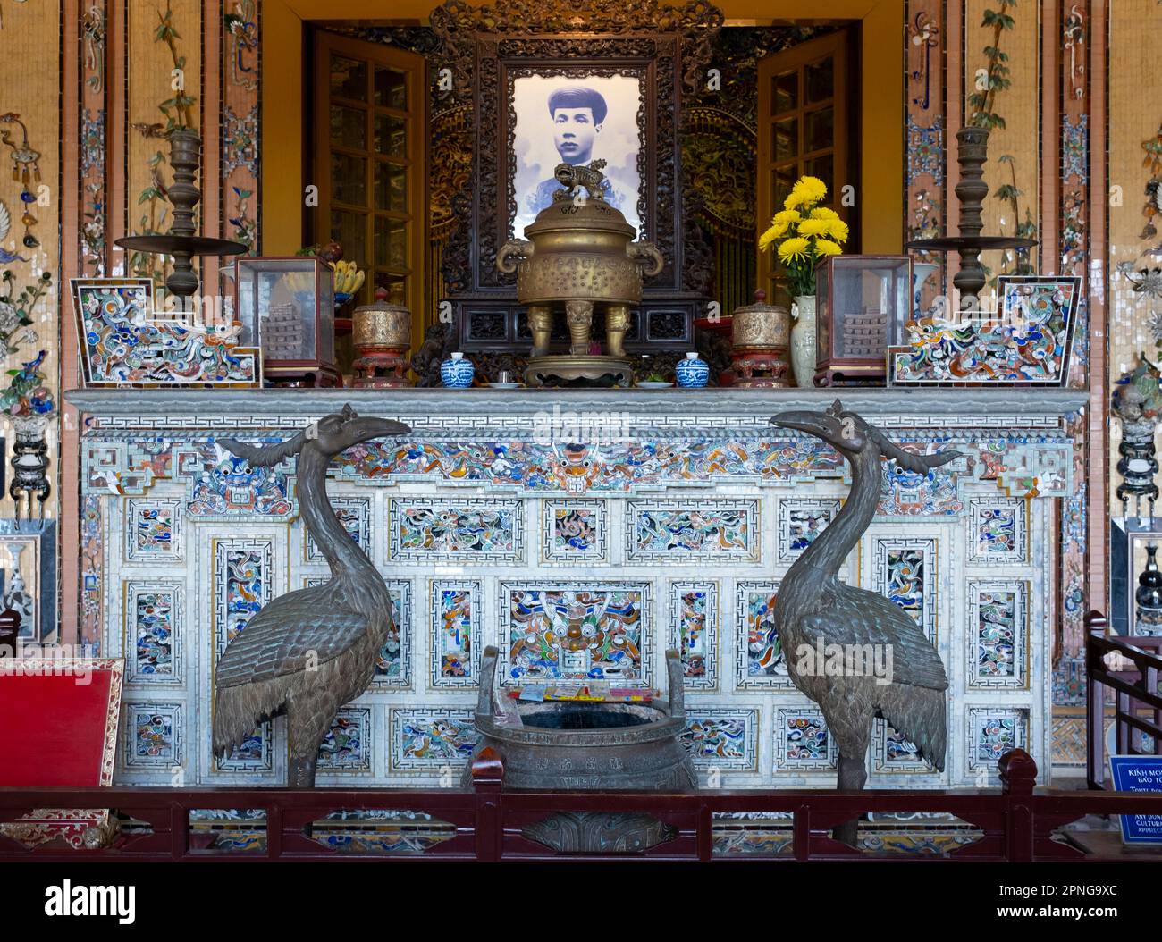 Vietnam: Altare nel Palazzo Khai Thanh alla Tomba dell'Imperatore Khai Dinh, Hue. L'imperatore Khải Định (8 ottobre 1885 – 6 novembre 1925) è stato il dodicesimo imperatore della dinastia Nguyễn in Vietnam. Il suo nome alla nascita era il principe Nguyễn Phúc Bửu Đảo. Era figlio dell'imperatore Đồng Khánh, ma non lo successe immediatamente. Regnò solo nove anni: 1916 - 1925. Hue fu la capitale imperiale della dinastia Nguyen tra il 1802 e il 1945. Le tombe di numerosi imperatori si trovano nella città e nei dintorni e lungo il fiume profumo. Hue è un sito patrimonio dell'umanità dell'UNESCO. Foto Stock
