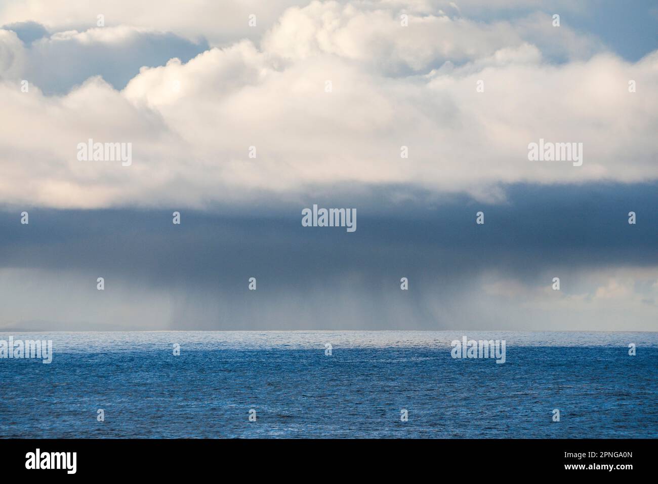 Le nubi piovose basse si affacciano sulle acque aperte dell'Oceano Atlantico blu Foto Stock