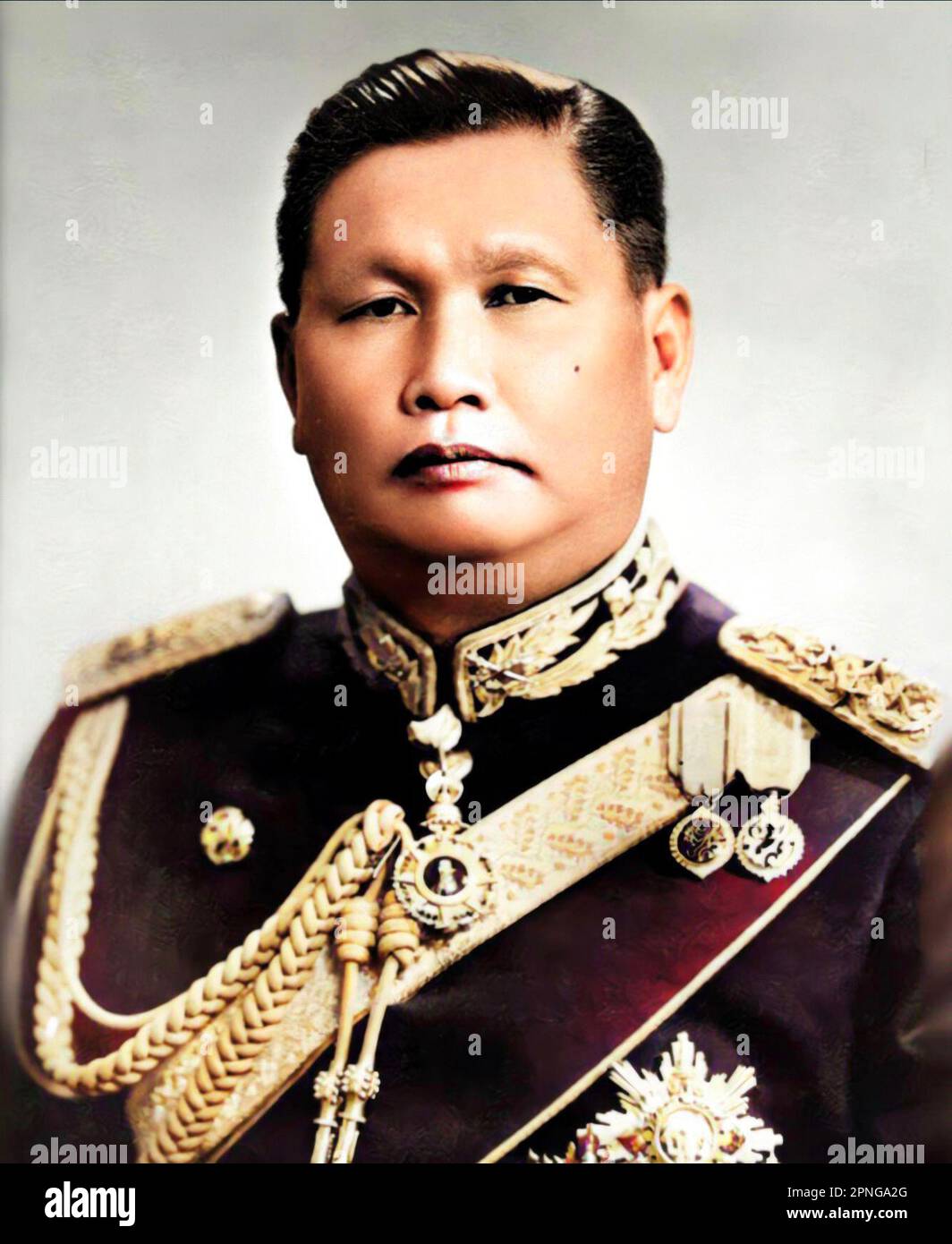 Thailandia: Field Marescial Sarit Thanarat (16 giugno 1908 – 8 dicembre 1963), primo ministro della Thailandia 1959 - 1963. Sarit Thanarat fu un soldato di carriera thailandese che ha messo in scena un colpo di stato nel 1957, in seguito servì come primo ministro thailandese fino alla sua morte nel 1963. Il regime di Salit fu il più repressivo e autoritario della storia tailandese moderna, abrogando la costituzione, sciogliendo il parlamento e vendicando ogni potere nel suo partito rivoluzionario appena formato. Sarit ha vietato tutti gli altri partiti politici, imponendo una censura molto rigorosa della stampa dopo il colpo di stato. Foto Stock