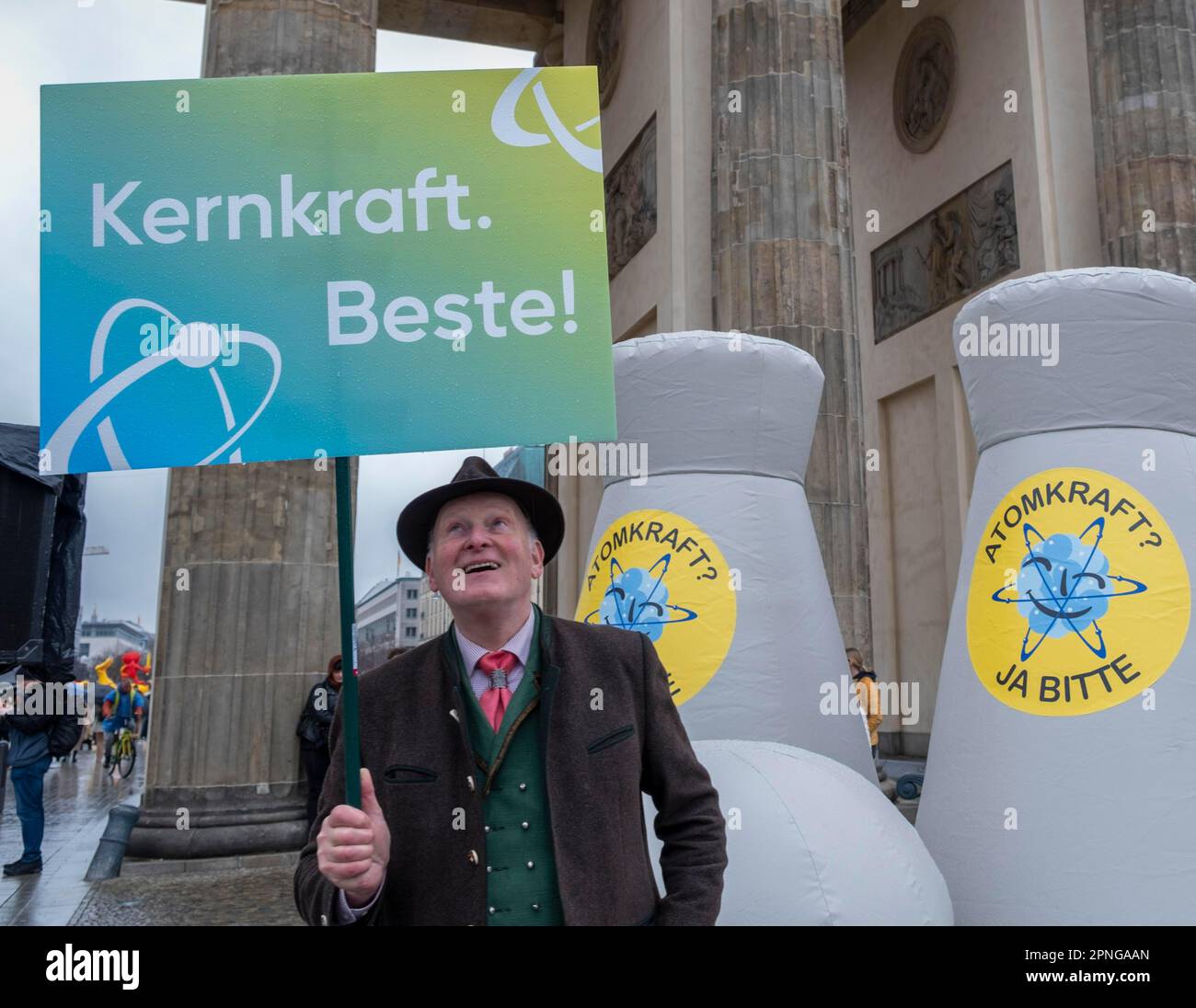 Germania, Berlino, 15.04.2023, dimostrazione, Rally di organizzazioni contro la graduale eliminazione nucleare, porta di Brandeburgo, Kernkraft Beste! Foto Stock