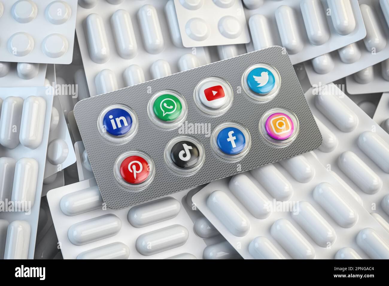 Barcellona, Spagna, 04 .08,2023: Pillole con i loghi dei più popolari social network. Concetto di dipendenza dai social media. Pinterest, youtube, facebook, twi Foto Stock