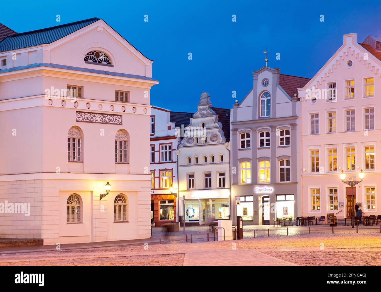 Municipio sulla piazza del mercato con le case a spioventi in serata, patrimonio dell'umanità dell'UNESCO, città anseatica di Wismar, Meclemburgo-Ovest Foto Stock