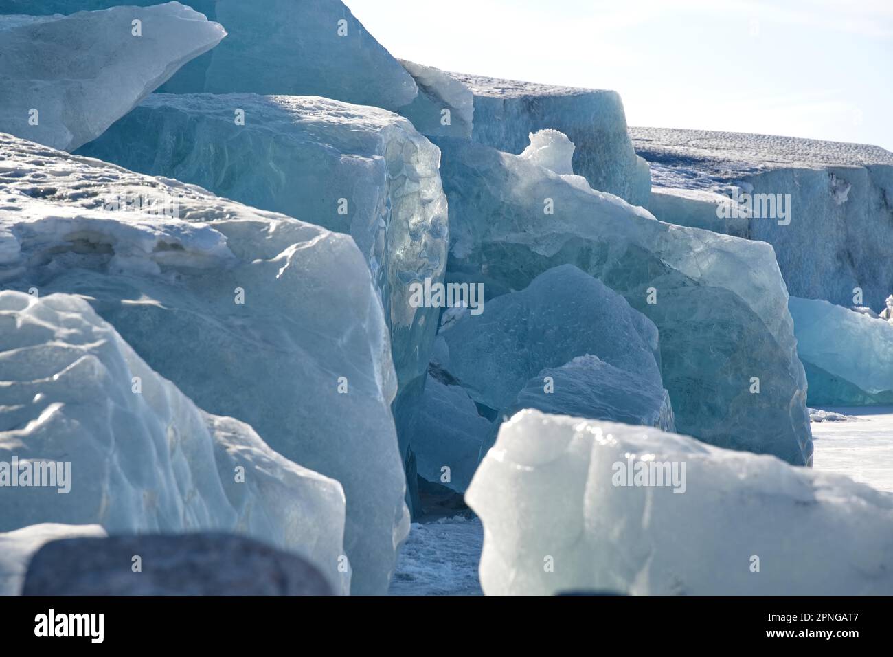 Formazione di ghiaccio nel sole primaverile al confine occidentale del foglio di ghiaccio vicino a Kangerlussuaq, Groenlandia, Danimarca, Nord America Foto Stock