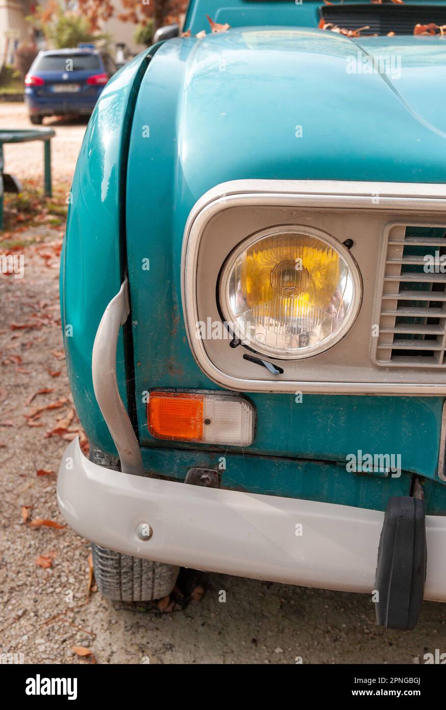 Particolare della Renault 4L verde-blu a Bouziès, dipartimento del Lot Foto Stock