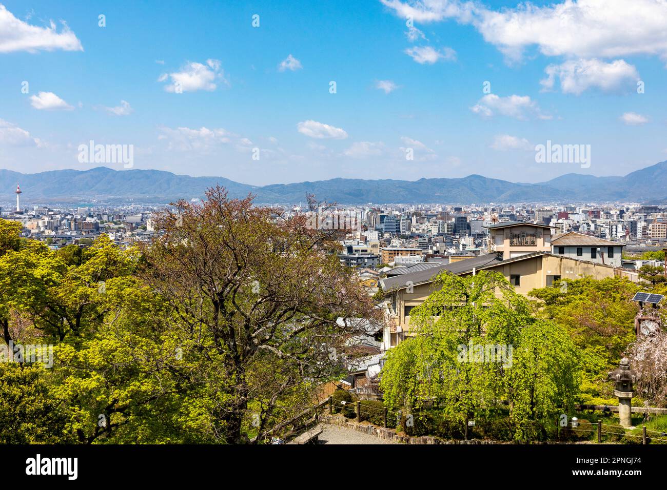 Città di Kyoto e paesaggio urbano visti dal tempio buddista Kiyomizu dera, Kyoto, Giappone, Asia, giorno di primavera 2023 Foto Stock