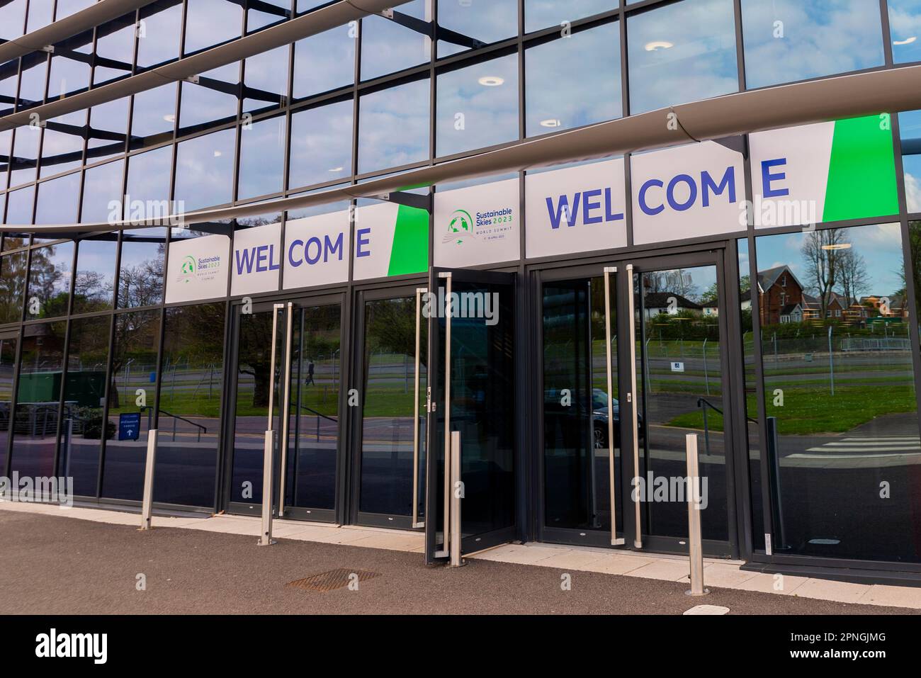 Sustainable Skies World Summit al Farnborough International Exhibition & Conference Centre, Regno Unito. Ingresso e cartello di benvenuto Foto Stock