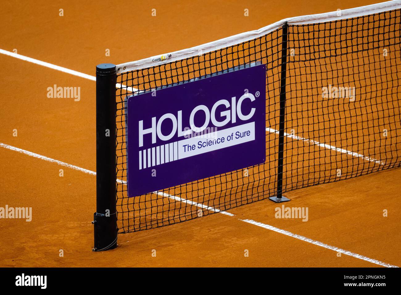 Logo Hologic durante la pratica al Porsche Tennis Grand Prix 2023, WTA 500 torneo di tennis il 17 aprile 2023 a Stoccarda, Germania - Foto: Rob Prange/DPPI/LiveMedia Foto Stock