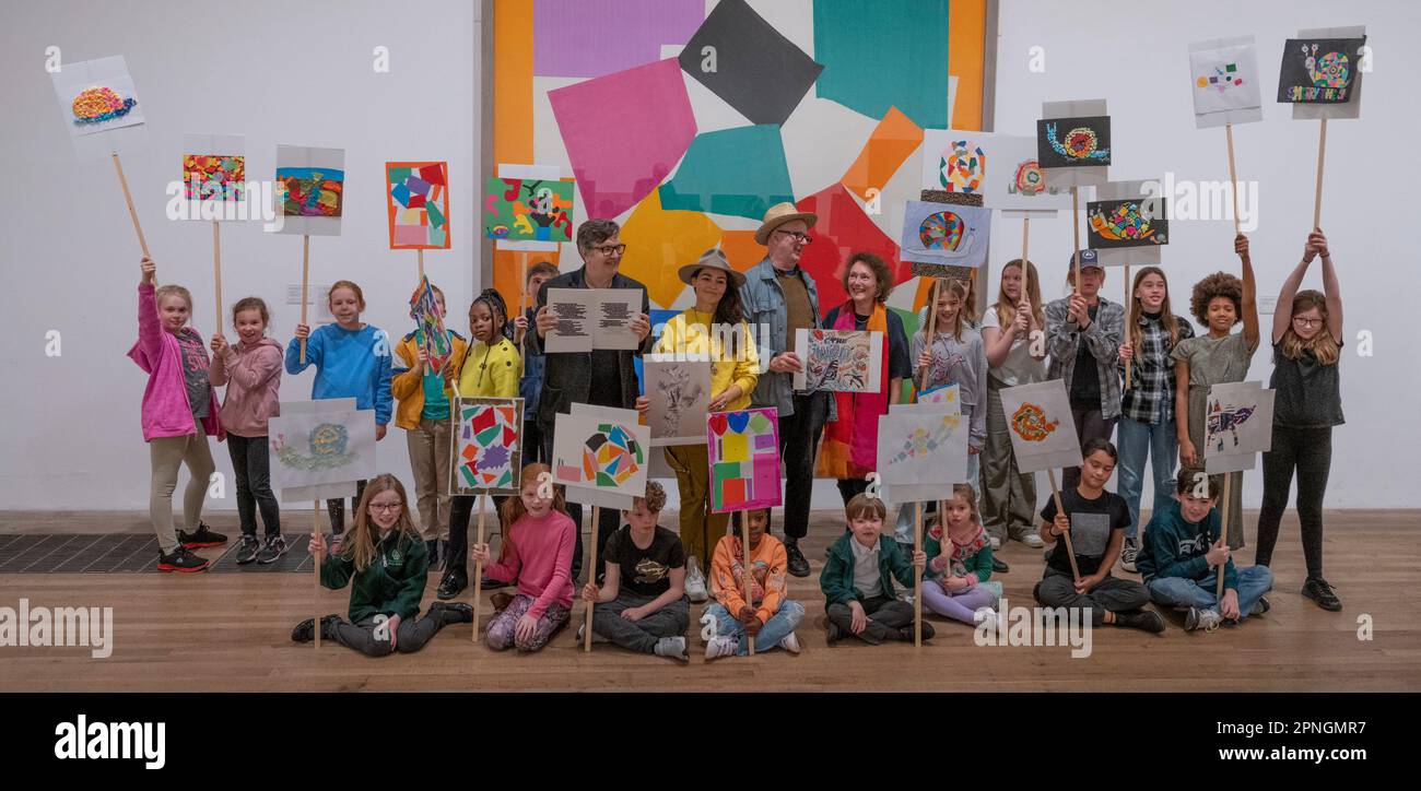 Tate Modern, Londra, Regno Unito. 19 aprile 2023. I più importanti artisti es Devlin, Mark Wallinger e Bob e Roberta Smith si uniscono agli studenti per evidenziare la crisi della biodiversità nel Regno Unito come parte della Wild Escape, guidata da Art Fund, al Tate Modern mercoledì 19 aprile prima della Giornata della Terra del 22 aprile. Un'attività speciale per i bambini si svolge intorno a un punto culminante della collezione, il famoso collage The Snail di Matisse, che fa da sfondo all'evento. I bambini condividono le proprie immagini ispirate a questa opera iconica e gli artisti espongono le loro opere d'arte create, ispirate agli animali nelle collezioni del museo. Credito: Mal Foto Stock