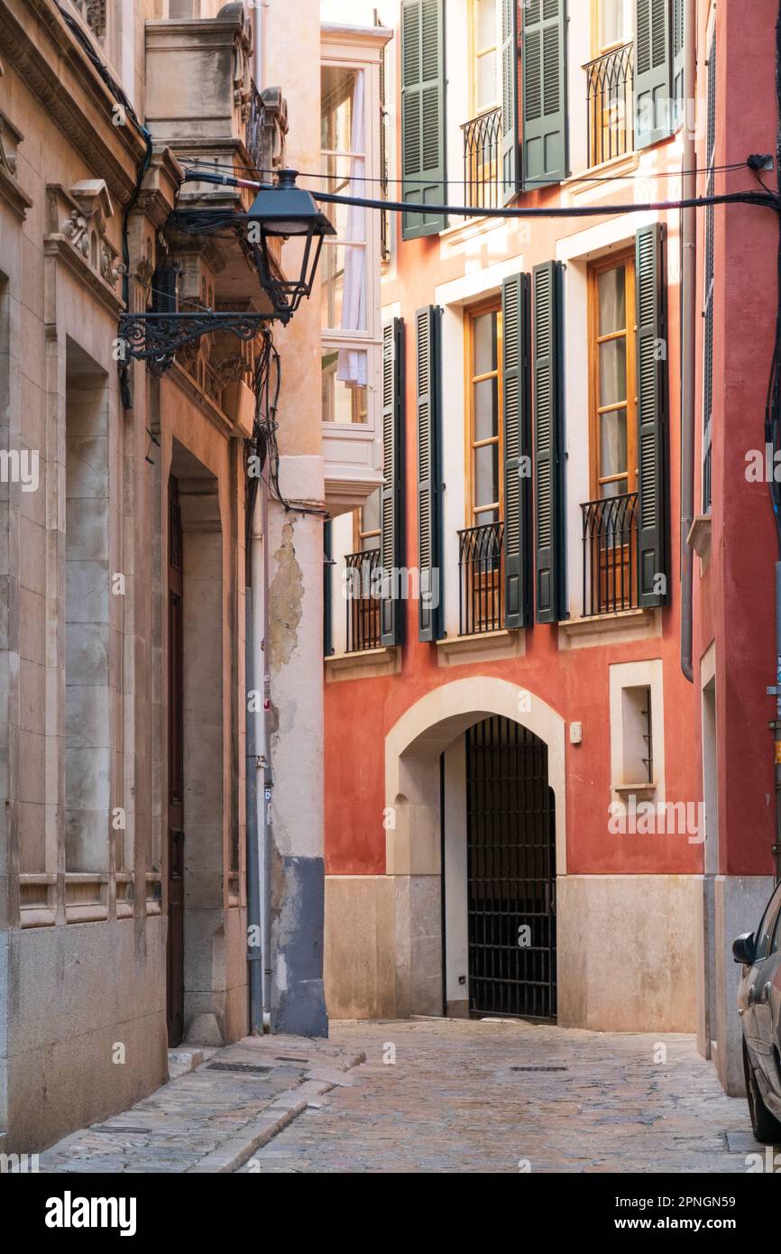 Strada stretta nella città vecchia di Palma de Mallorca, Spagna Foto Stock