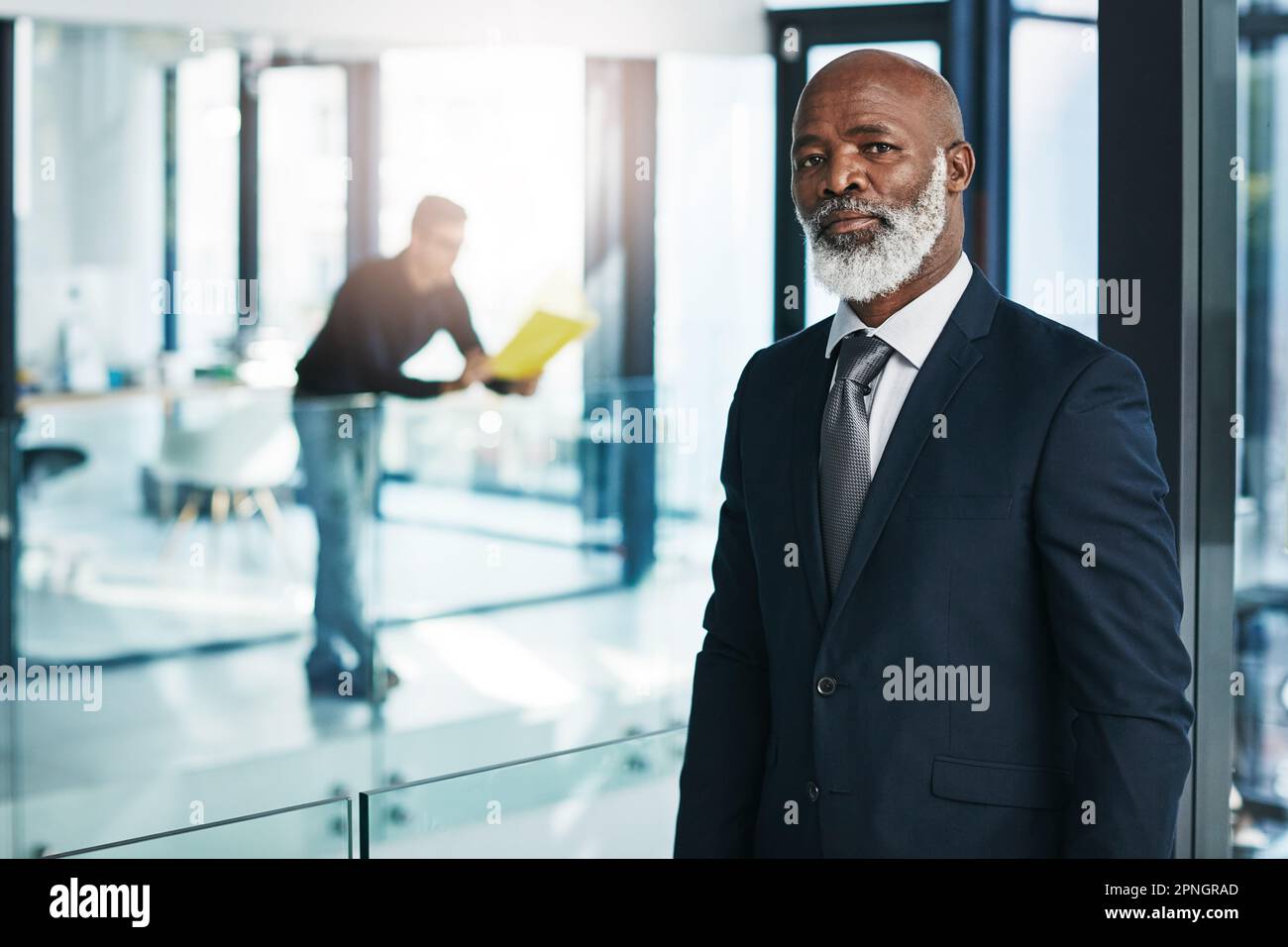 Ricordate che potete sopravvivere, emergere e avere successo. Ritratto di un uomo d'affari maturo in piedi in un ufficio moderno. Foto Stock