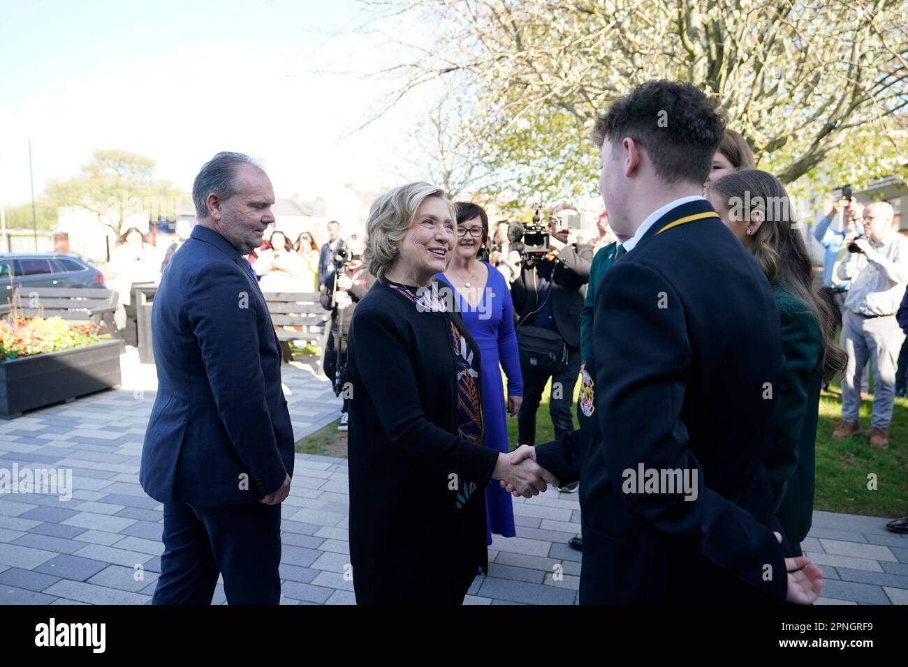 L'ex segretario di Stato americano e cancelliere della Queen's University Belfast, Hillary Clinton, viene salutata dagli studenti che arrivano alla Limmavady High School, Co Londonderry, per presiedere una cerimonia di laurea onoraria, Il contributo dei principali della Scuola superiore di Santa Maria e della Scuola superiore di Limavady allo sviluppo del modello di Educazione condivisa. Data immagine: Mercoledì 19 aprile 2023. Foto Stock