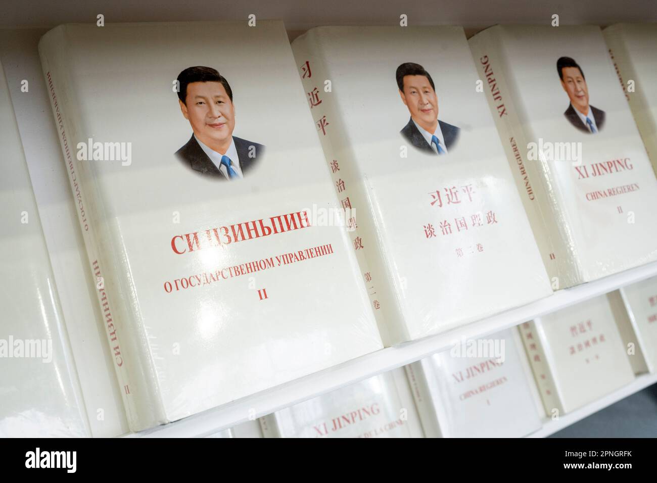 Una copia in lingua russa e cinese di "The Governance of China" del presidente cinese Xi Jinping è esposta sul "China International Publishing Group" (CIPO) durante il primo giorno della Fiera del Libro di Londra presso l'Olympia Exhibition Hall di Hammersmith, il 18th aprile 2023, a Londra, Inghilterra. "La governance della Cina" è una raccolta di quattro volumi di discorsi e scritti di Xi Jinping, Segretario generale del Partito comunista cinese. Foto Stock