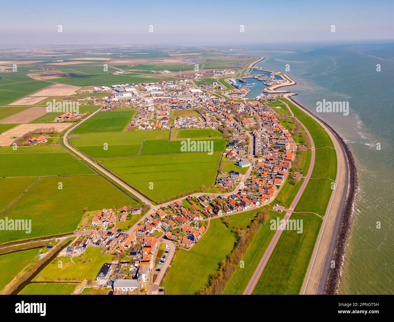 Punto di vista del drone ad angolo alto sul villaggio di Oudeschild, situato sull'isola di Texel, Paesi Bassi. Il Mare di Wadden è visibile sulla destra. Foto Stock