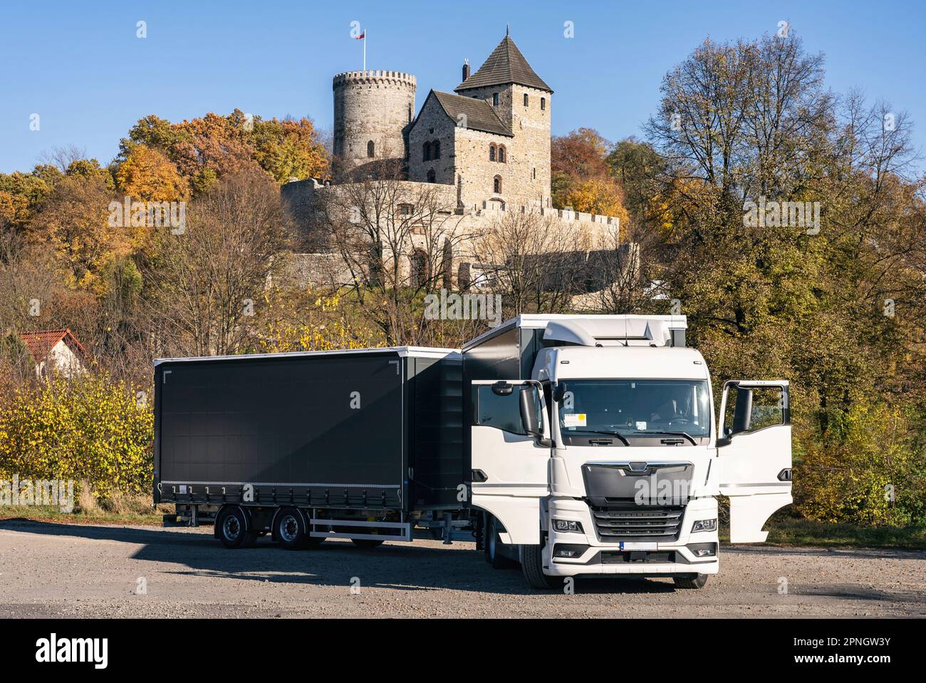 Camion sullo sfondo del castello. Veicolo con semirimorchio di colore grigio. Foto del camion per il calendario. Trasporto in automobile . Foto Stock