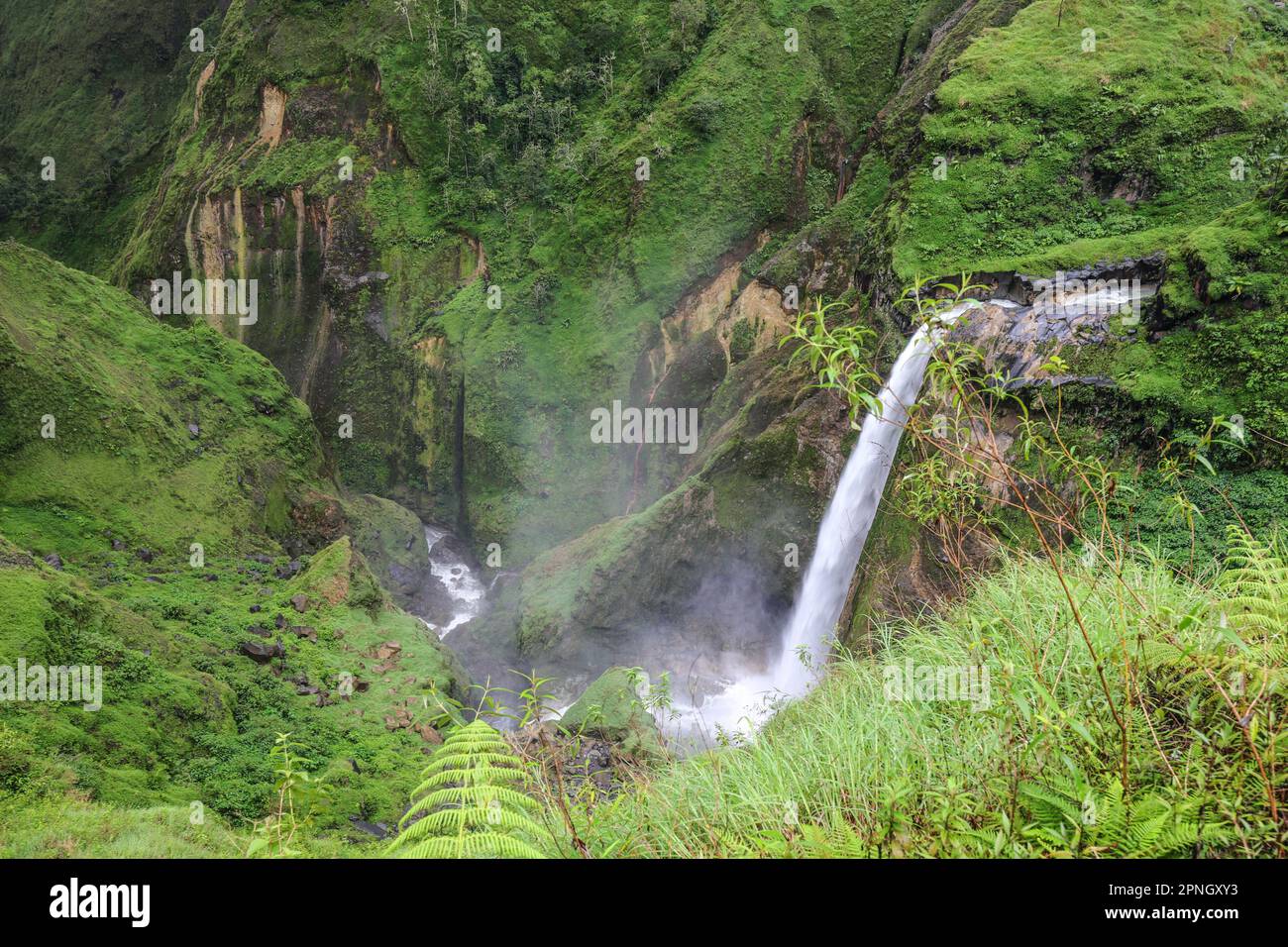 Bellissimo paesaggio di alta montagna e valli con una bella cascata lungo il sentiero Toreo dalla cima del Monte Rinjani Foto Stock
