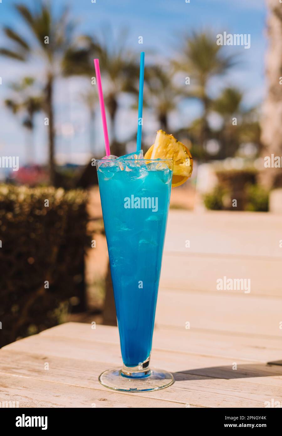 Il tè freddo di Long Island è un cocktail popolare che viene tipicamente preparato con una combinazione di cinque diversi liquori: Vodka, gin, rum, tequila e tripla Foto Stock
