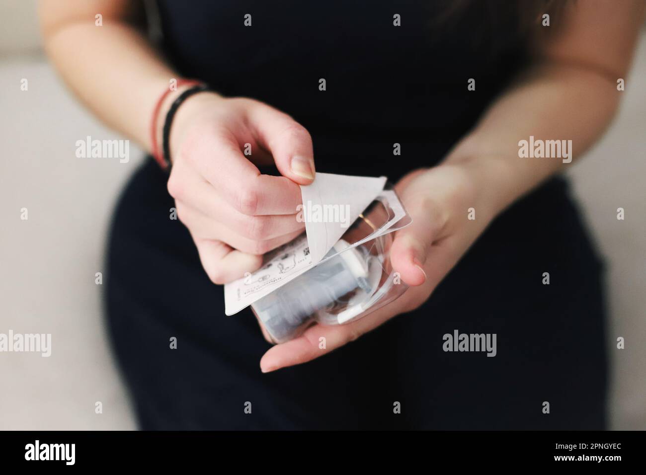 Le mani femminili disimballano un nuovo set per infusione Foto Stock