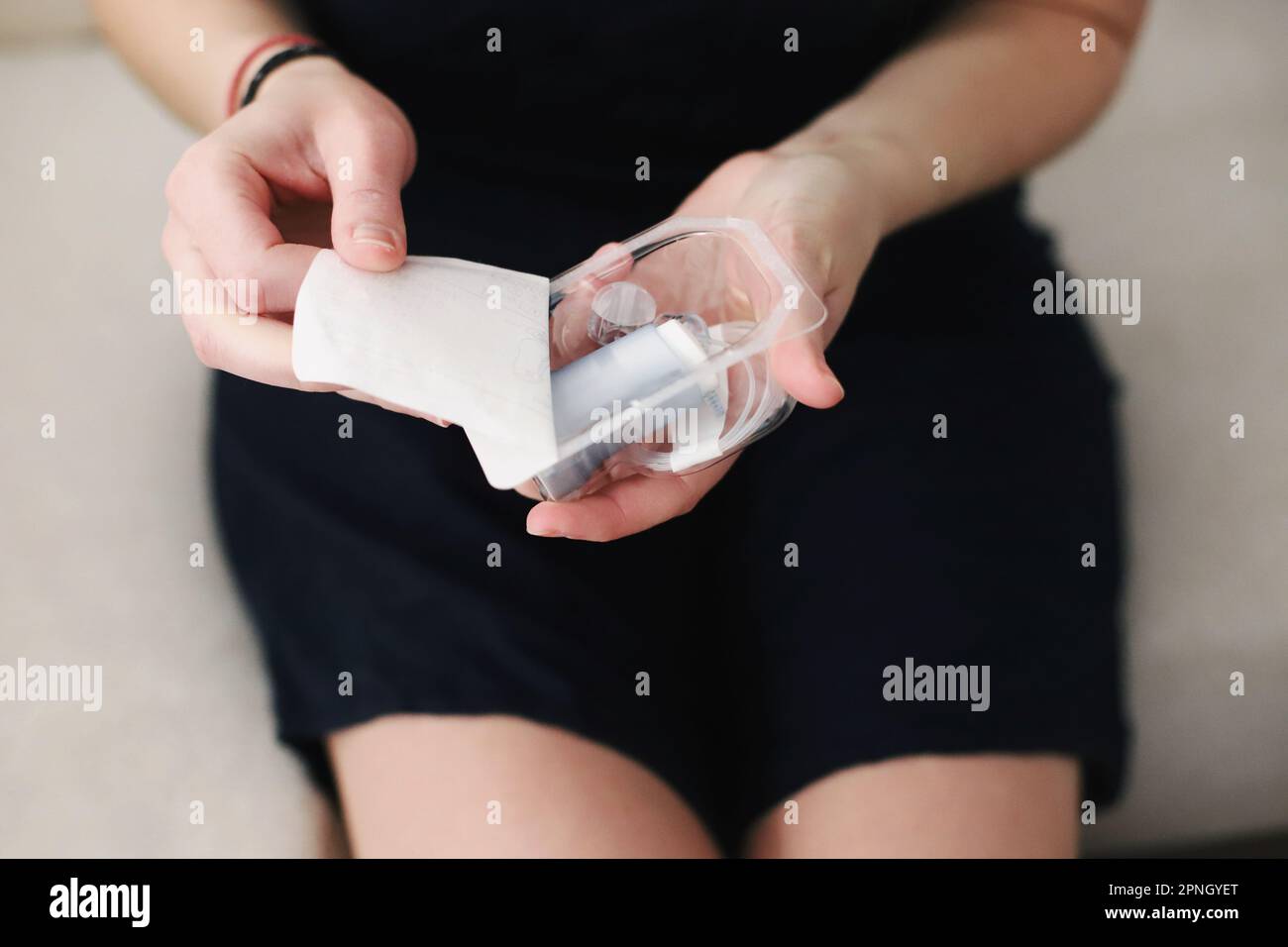 Le mani femminili disimballano un nuovo set per infusione Foto Stock