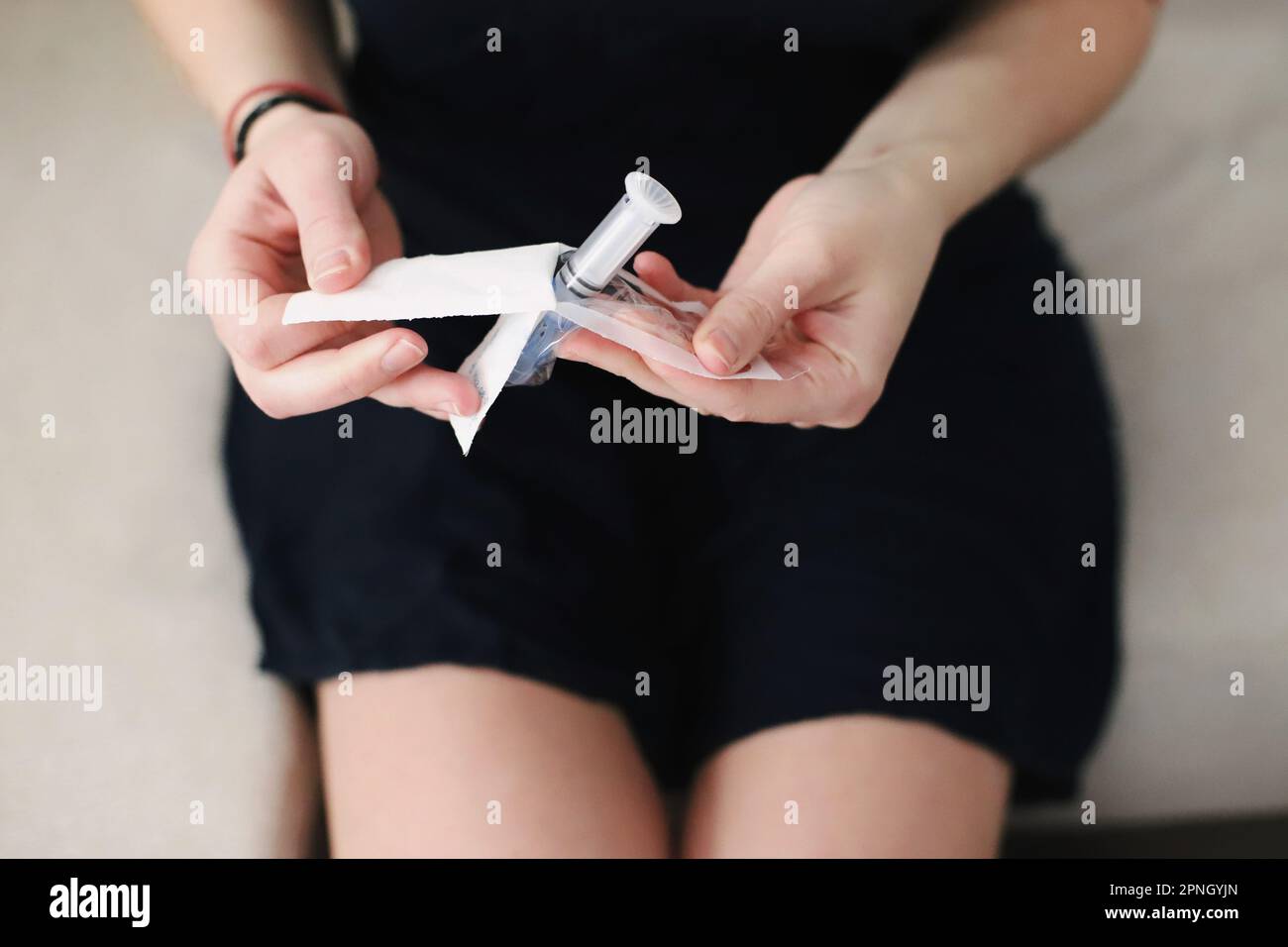 Le mani femminili disimballano un nuovo serbatoio per la pompa per insulina Foto Stock