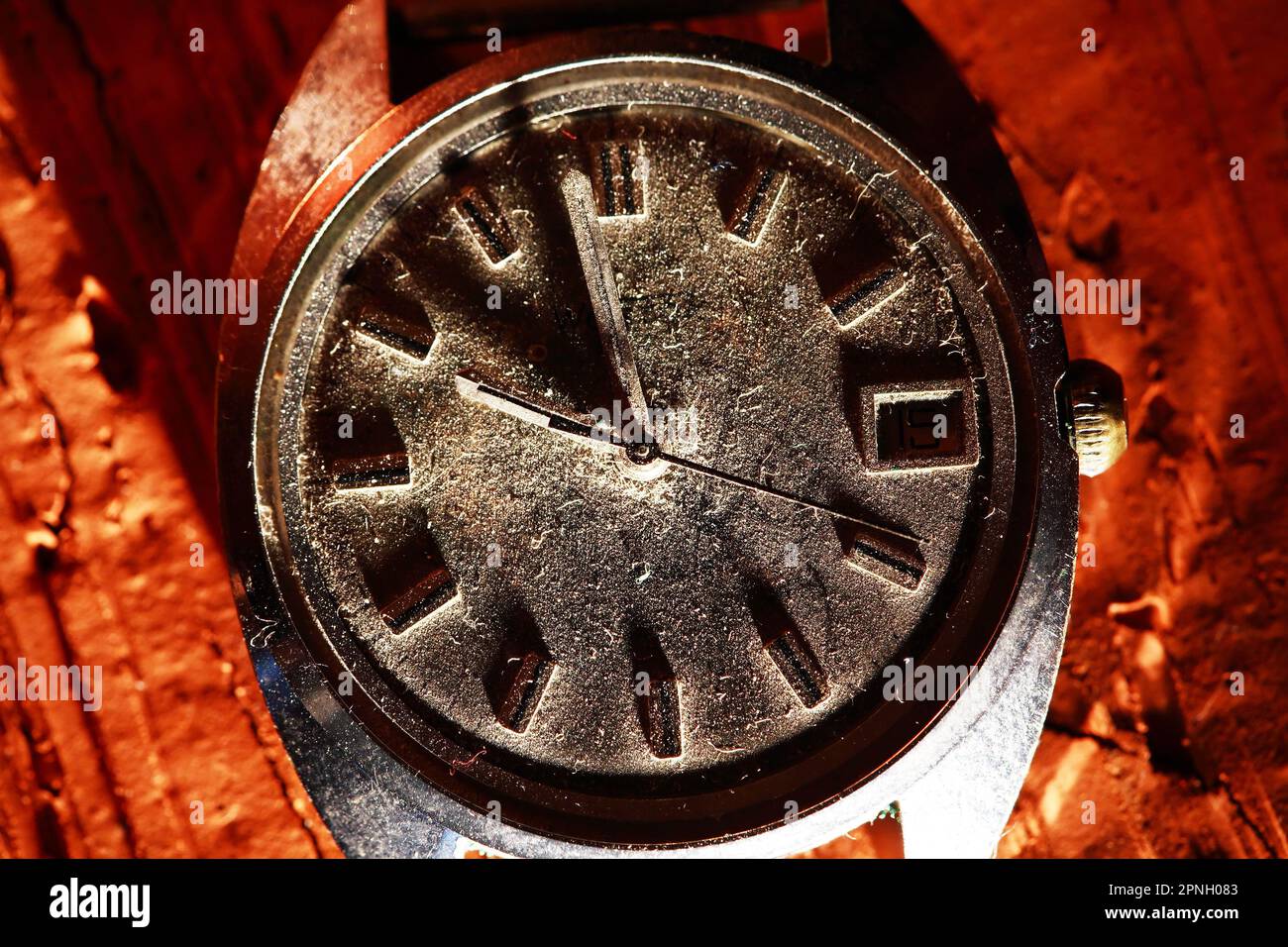 Concetto di tempo. Closeup estremo di orologio da polso molto vecchio con polvere Foto Stock